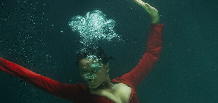 How-Do-You-Use-Your Breath-As-An-Anchor In-Meditation-woman-under-water