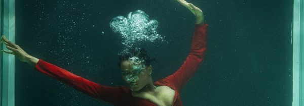How-Do-You-Use-Your Breath-As-An-Anchor In-Meditation-woman-under-water